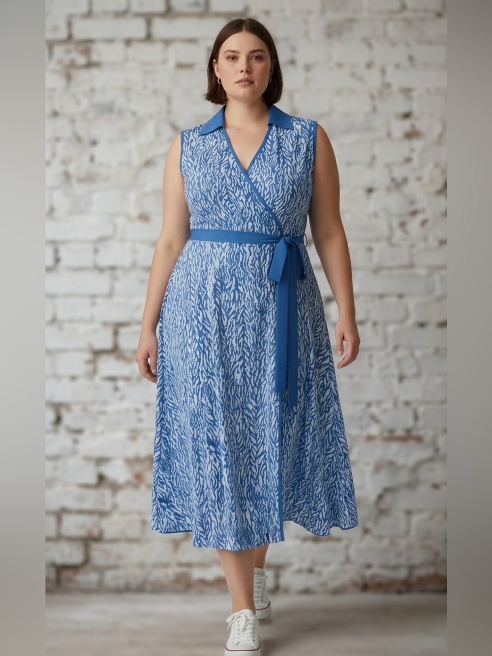 DIANE VON FURSTENBERG Blue and White Sleeveless Wrap Dress